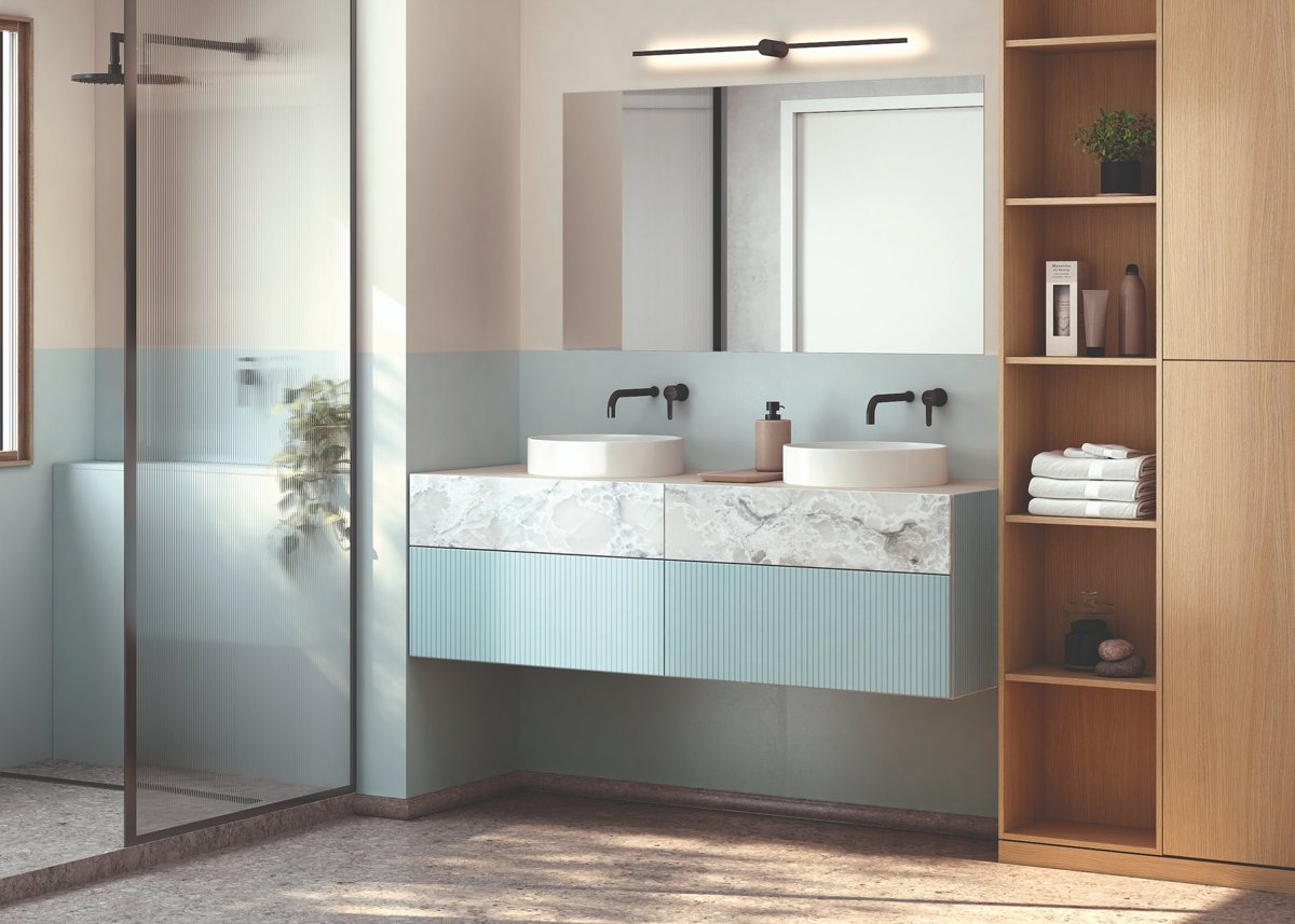 Sandy ALVIC Velázquez 02 SYNCRON oak fronts with blue cabinetry and stone-effect panels