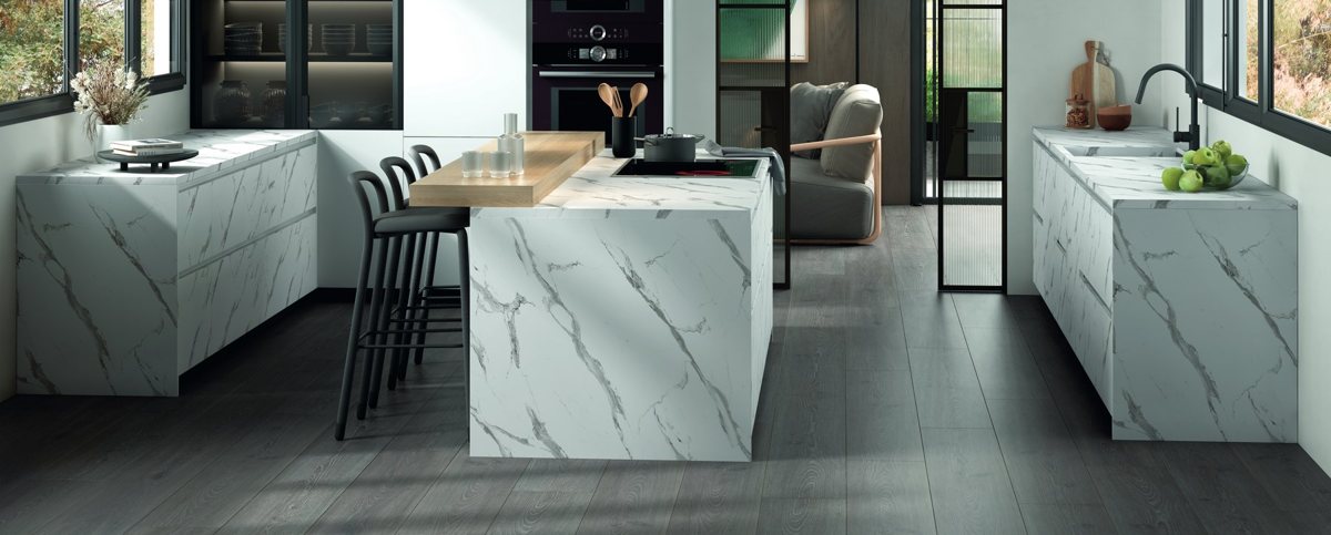 Kitchen with ALVIC Mármol Versilia marble-effect cabinetry and island