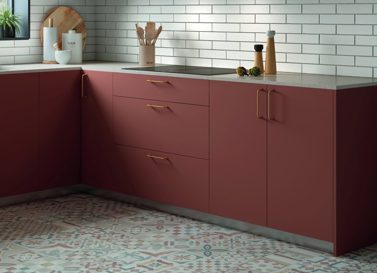 Red-ochre ALVIC Almagra super-matt fronts in a warm earth-toned interior