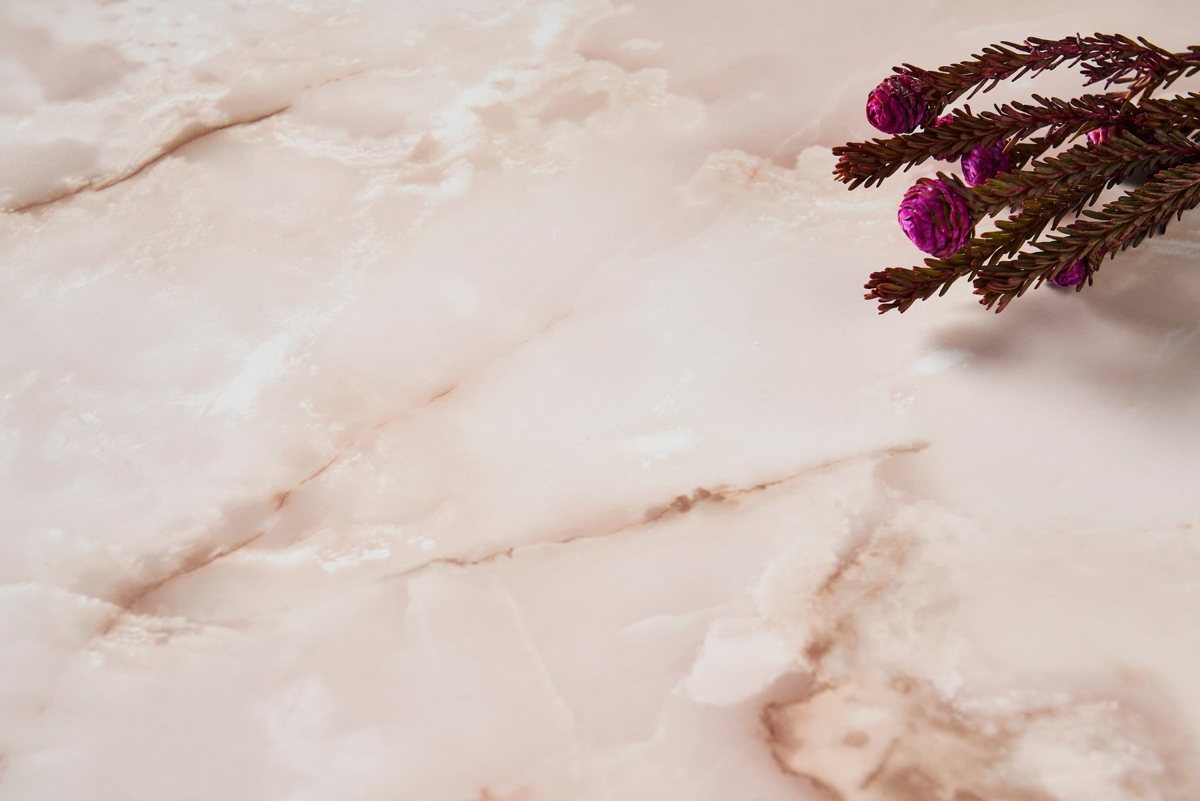 Blush pink ALVIC Nuvola 02 onyx-effect panels shown in close detail