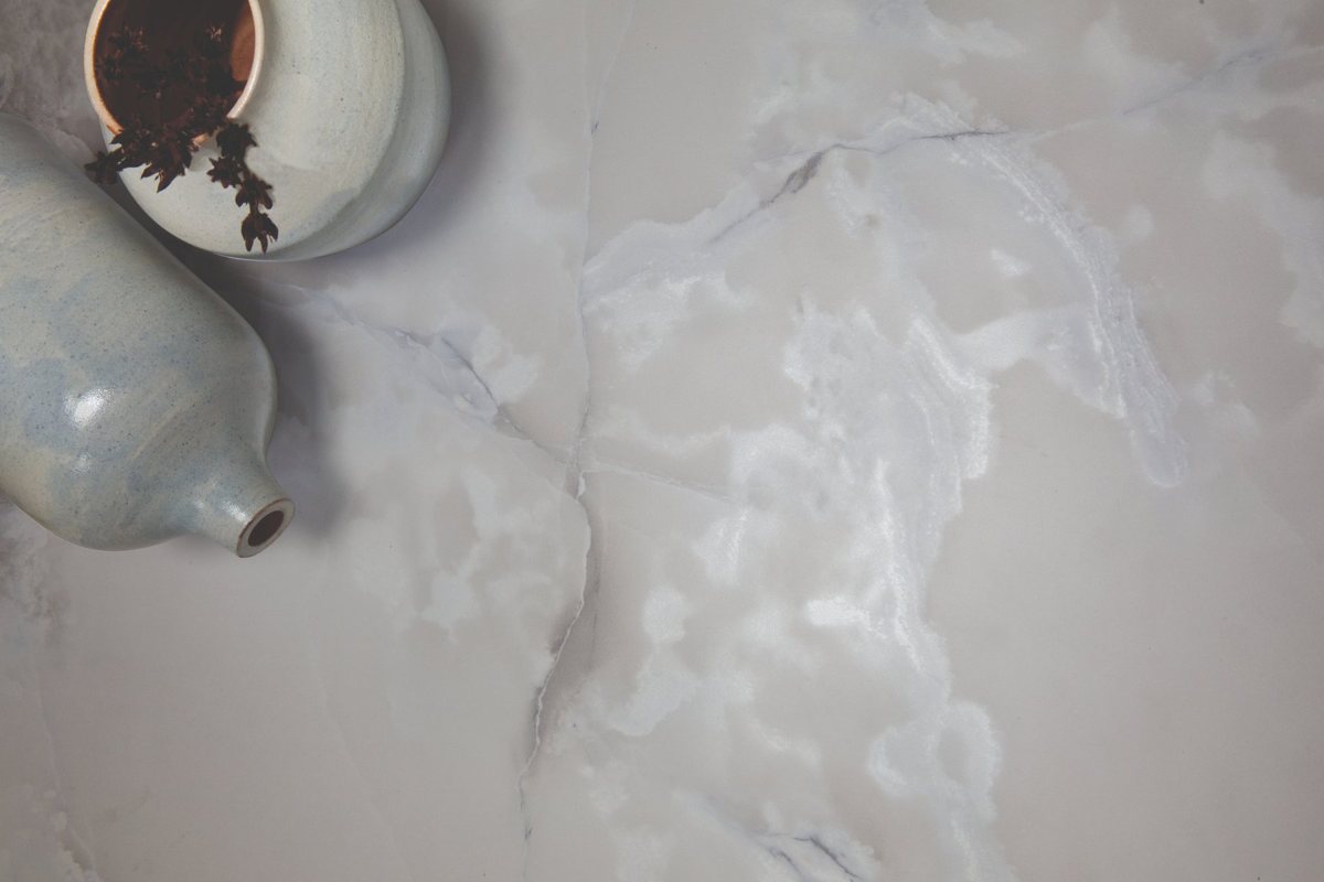 Blue-grey ALVIC Nuvola 03 onyx-effect panels with fine mineral veining