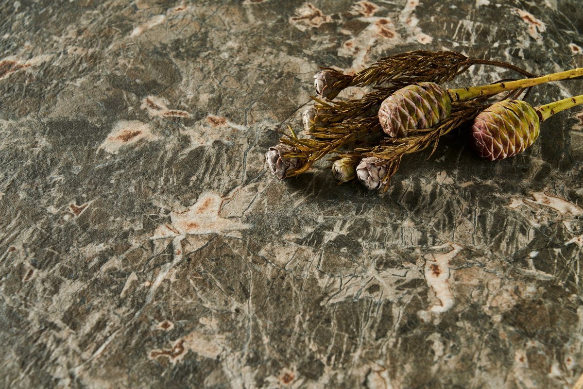 Deep green ALVIC Sierra 02 marble-effect cabinetry with pale mineral seams